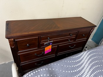 Ashley Leahlyn 8-Drawer Dresser with Carved & Gold Accents